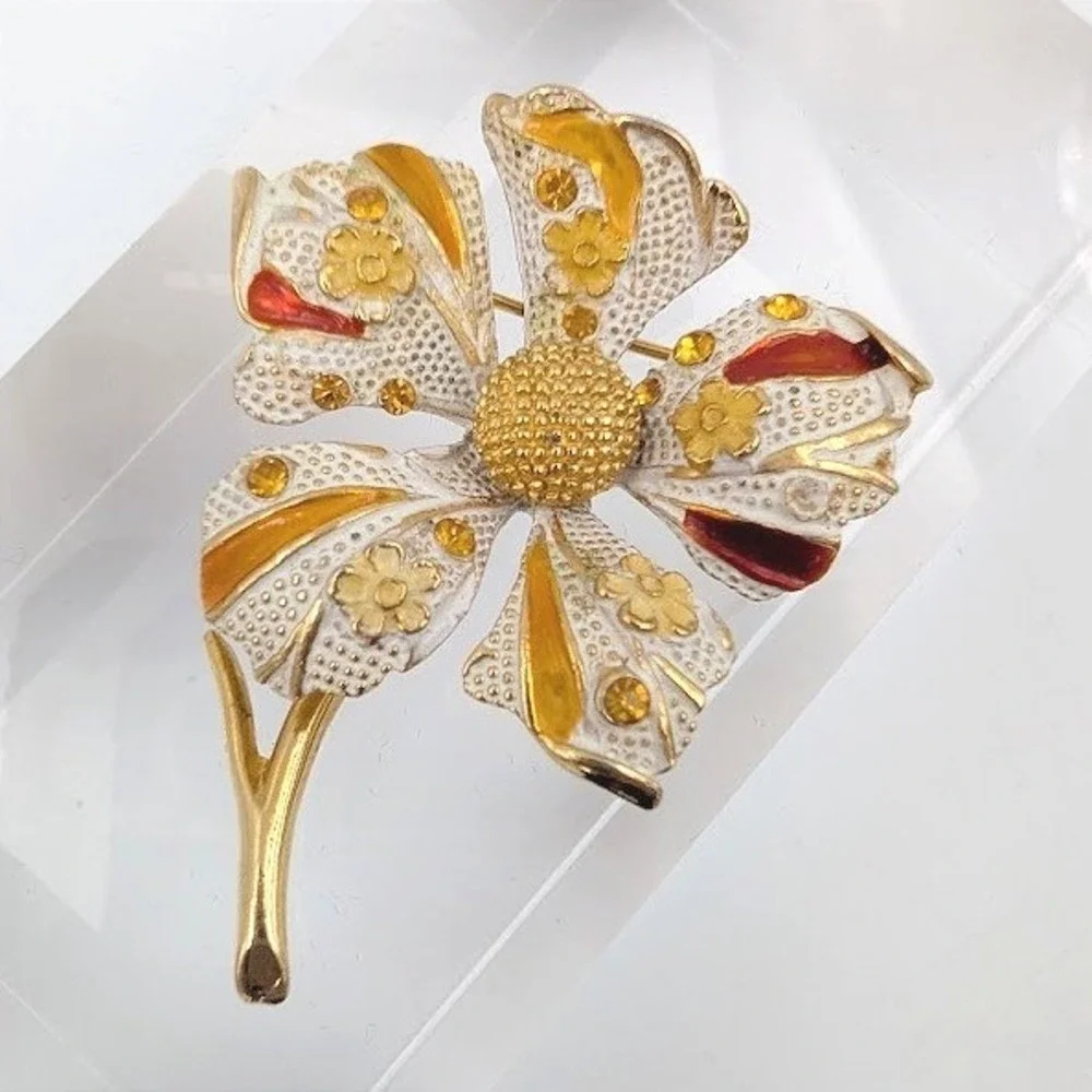 Vintage BSK White Enamel Flower Brooch Gold‎ Tone Yellow Rhinestone Botanical